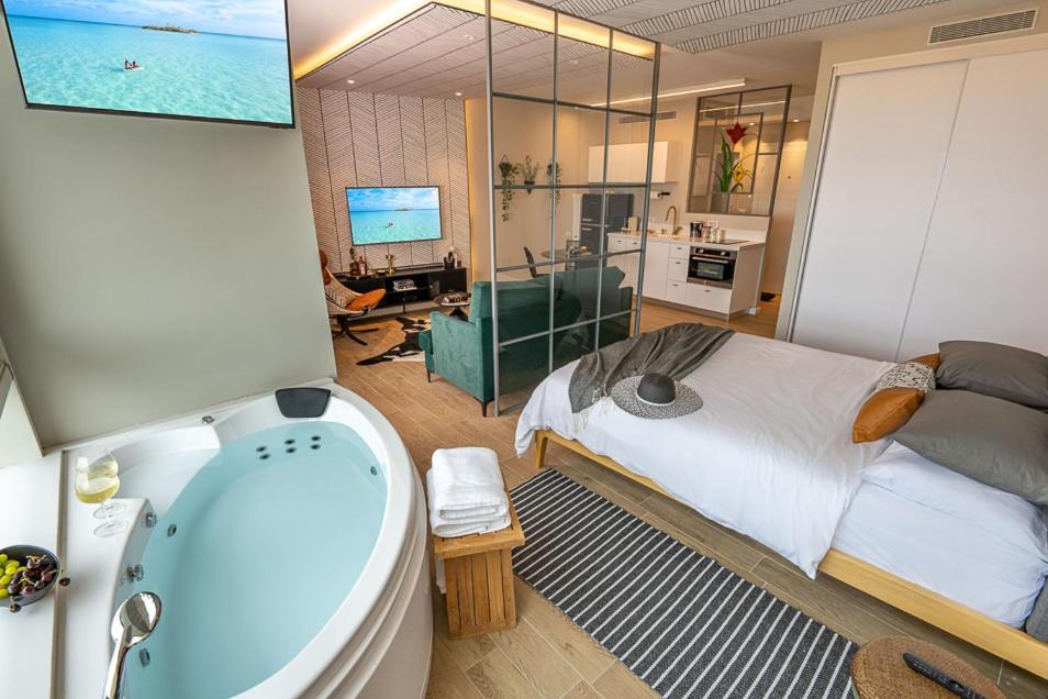 Mina'S Suites - קיסריה Exterior photo